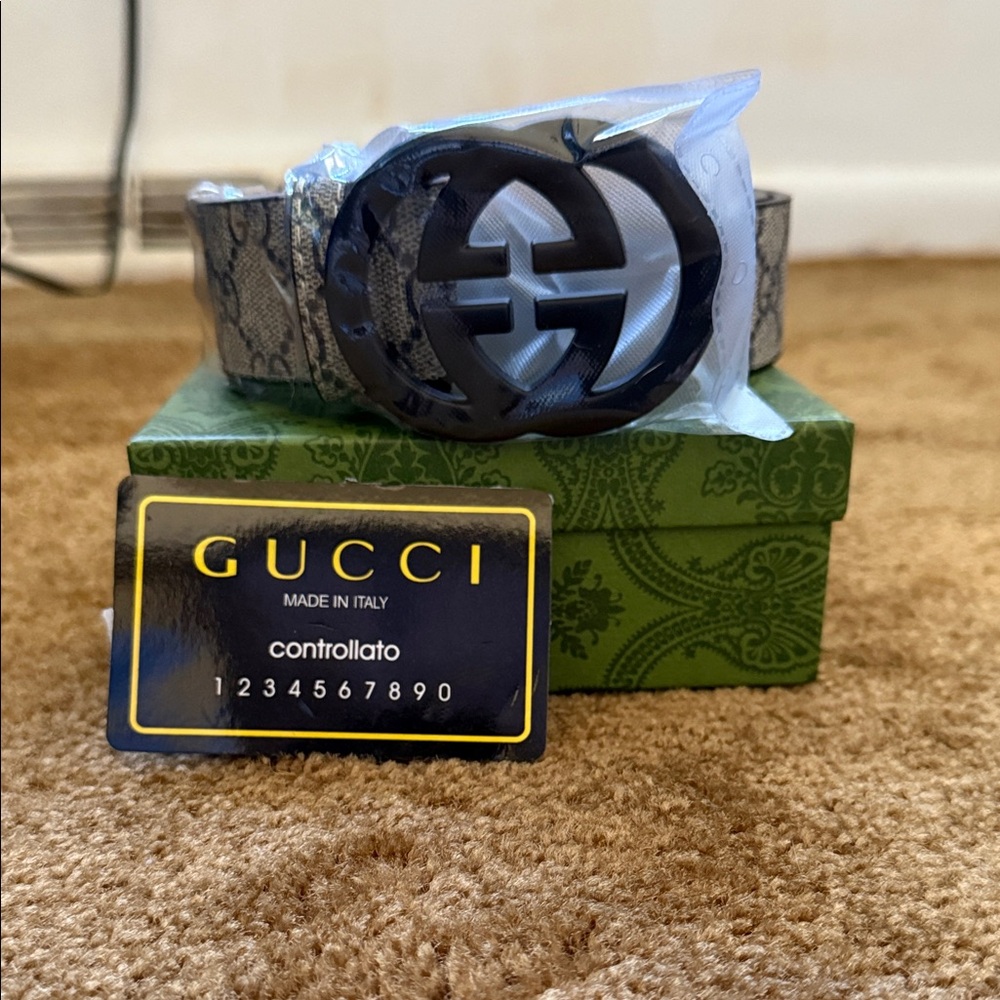 Gucci Black and Gray Signature Belt
